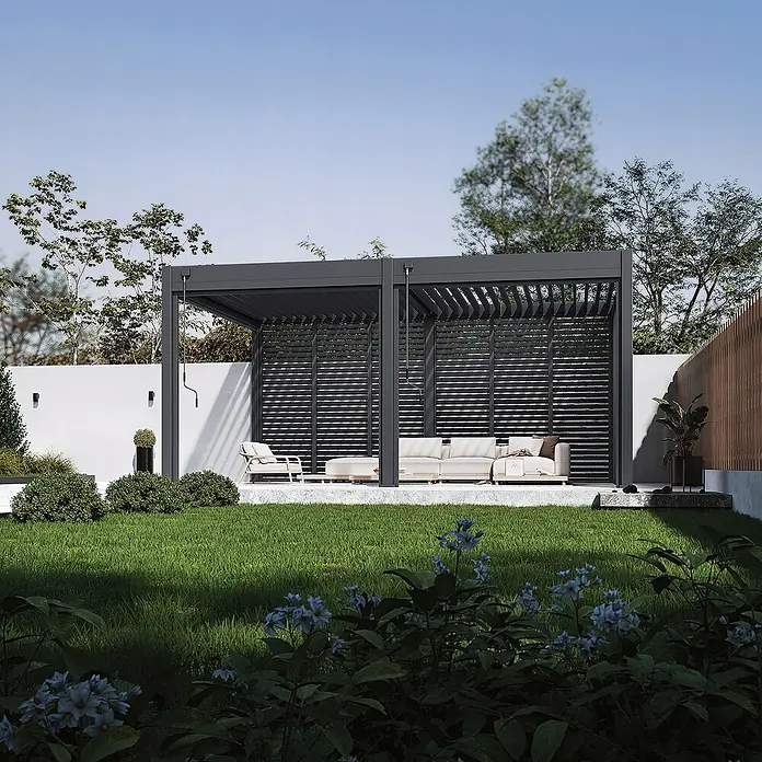 Weide Pergola Seitenwand Lamellenwand Paneel für Weide Pergola Drehbar Anthrazit 123 cm - B x T: 123 x 6 cm, Aluminium - Dunkelgraue Metallpergola schafft einen modernen Wohnbereich im Freien mit Lamellenwänden und -dach, möbliert mit einem Sofa in einem Garten.