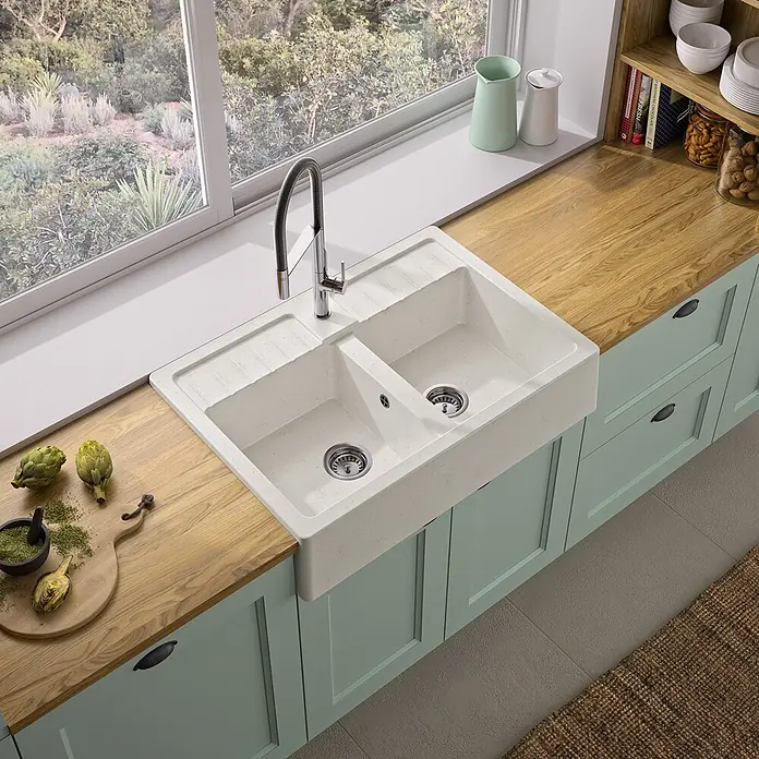 Carea Einbauspüle Timbre - 90 x 63 cm, Weiß, Anzahl Becken: 2 Stk. - Helle, gesprenkelte Doppelspüle mit Schürzenfront, in Holzarbeitsplatte mit Wasserhahn integriert.