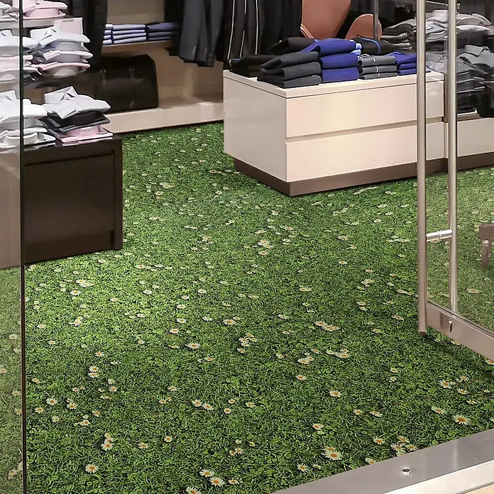 Vinylboden CV-Belag - 1.900 x 200 cm, Daisies - Bodenbelag in Grasoptik mit weißen Gänseblümchen, in einem Geschäft verlegt.