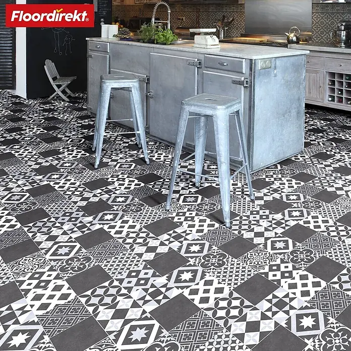 Vinylboden CV-Belag - 150 x 200 cm, Amadora 990D - Schwarz-weiß-grauer gemusterter Küchenboden mit geometrischen und ornamentalen Designs in rustikaler Küchenumgebung.