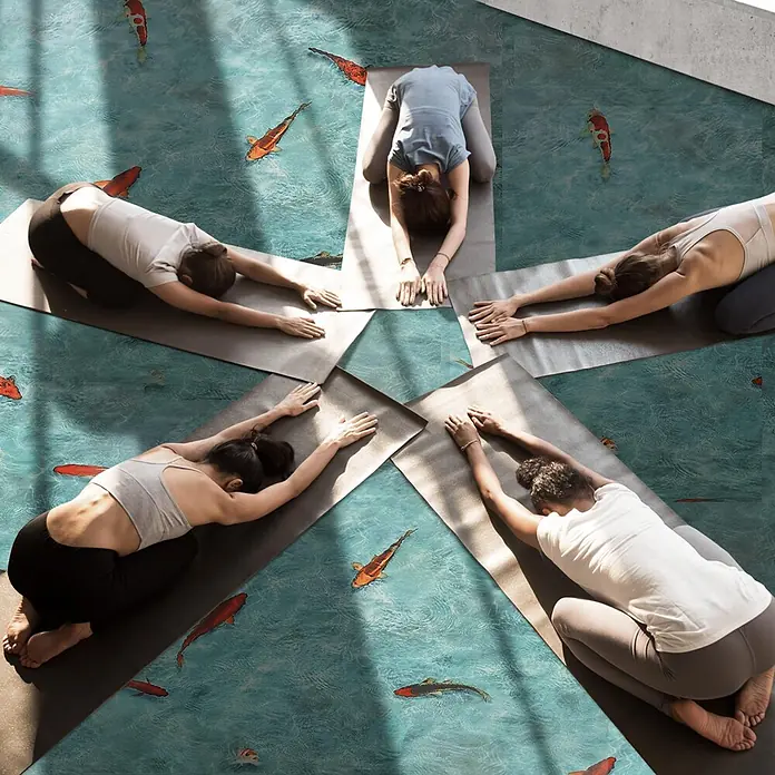 Vinylboden CV-Belag - 1.700 x 200 cm, Koi - Fünf dunkle Yogamatten sternförmig auf einem Koiteich-Boden angeordnet, mit Menschen in der Kinderhaltung.
