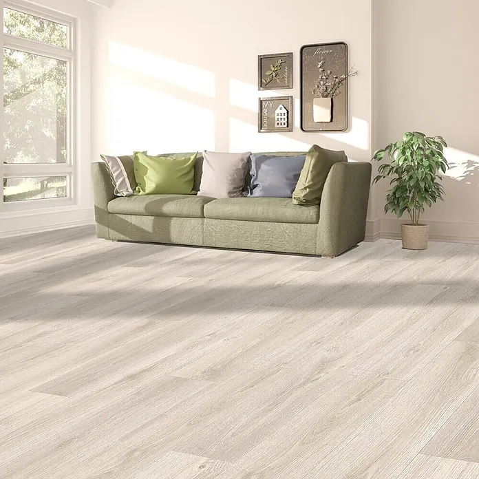 Vinylboden CV-Belag - 1.100 x 100 cm, Albus 3 - Helle Holzoptik-Laminatboden-Dielen in einem hellen Wohnzimmer verlegt.