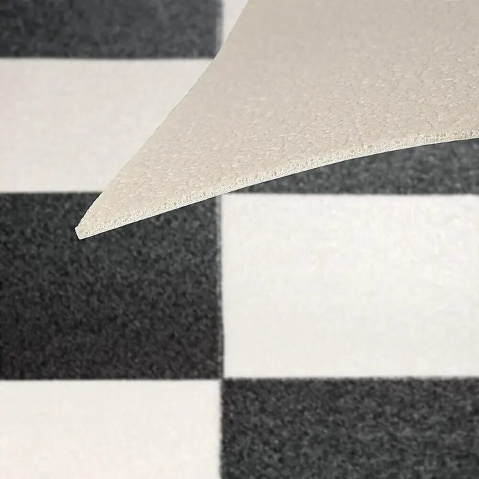 Vinylboden CV-Belag - 1.300 x 100 cm, Damier 019D - Beige texturierte Matte wird angehoben, ihre weiche Unterseite wird sichtbar.
