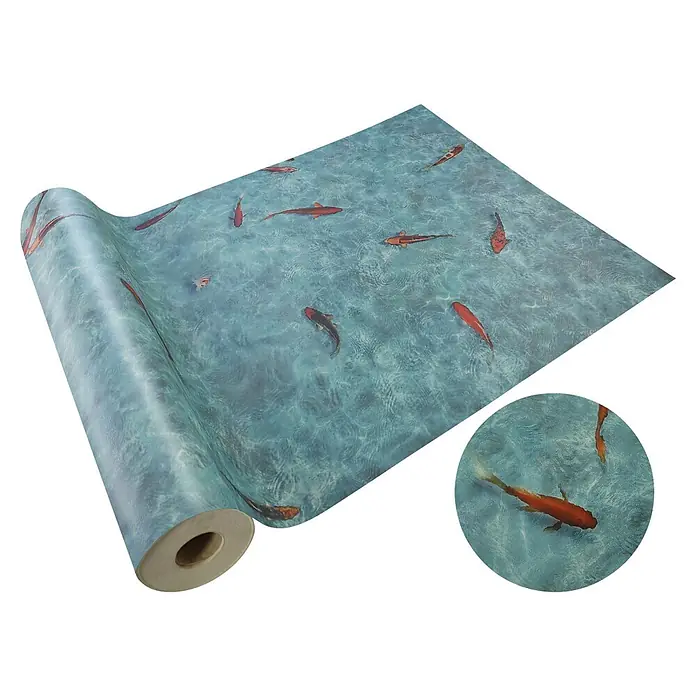 Vinylboden CV-Belag - 1.700 x 200 cm, Koi - Rolle Tapete oder Bodenbelag mit blauem Wasser- und Koifisch-Design, teilweise abgerollt.
