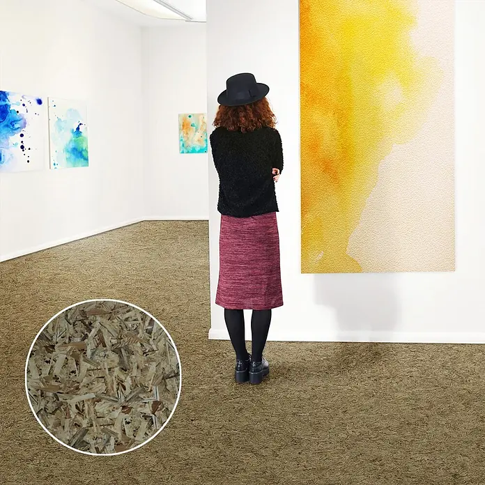 Vinylboden CV-Belag - 350 x 100 cm, OSB - Bodenbelag aus gepressten Holzspänen in einer Kunstgalerie, von einem Besucher betrachtet.