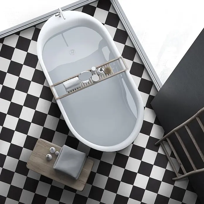 Vinylboden CV-Belag - 1.300 x 100 cm, Damier 019D - Moderne weiße Badewanne mit Wasser, ausgestattet mit einem hölzernen Badewannenbrett mit Pflegeprodukten. Ein Beistelltisch trägt ein graues Handtuch.