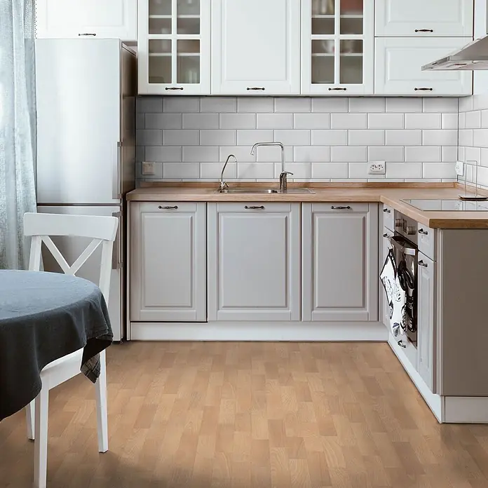 Vinylboden CV-Belag - 600 x 200 cm, Buche-Optik 101S - Heller Holzplankenboden mit verschiedenen Tönen, in einer modernen Küche verlegt.