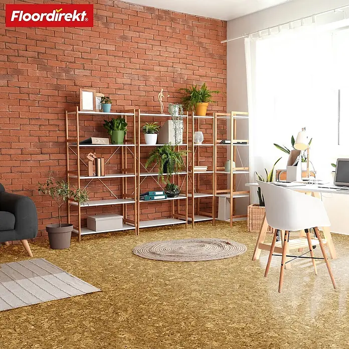 Vinylboden CV-Belag - 1.900 x 200 cm, Kyara 620M - Goldfarbener Korkboden in einem hellen, modernen Raum mit Ziegelwand und Regalen.