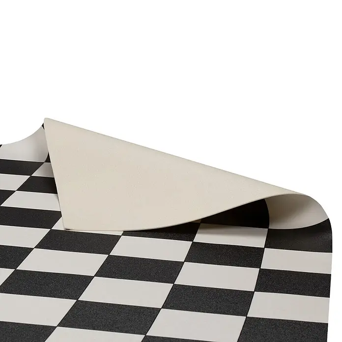 Vinylboden CV-Belag - 1.300 x 100 cm, Damier 019D - Schwarz-weiß karierte Matte, teilweise umgeklappt, um eine hellbeige Unterseite zu zeigen.