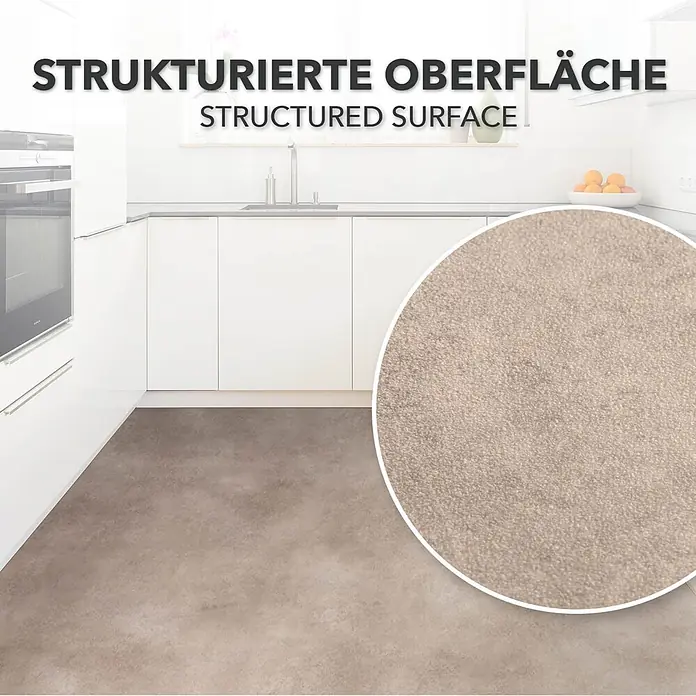 Vinylboden CV-Belag - 700 x 100 cm, Midas 741M - Strukturierter bräunlich-grauer Bodenbelag in einer modernen Küche, mit einer vergrößerten Ansicht seiner texturierten Oberfläche.
