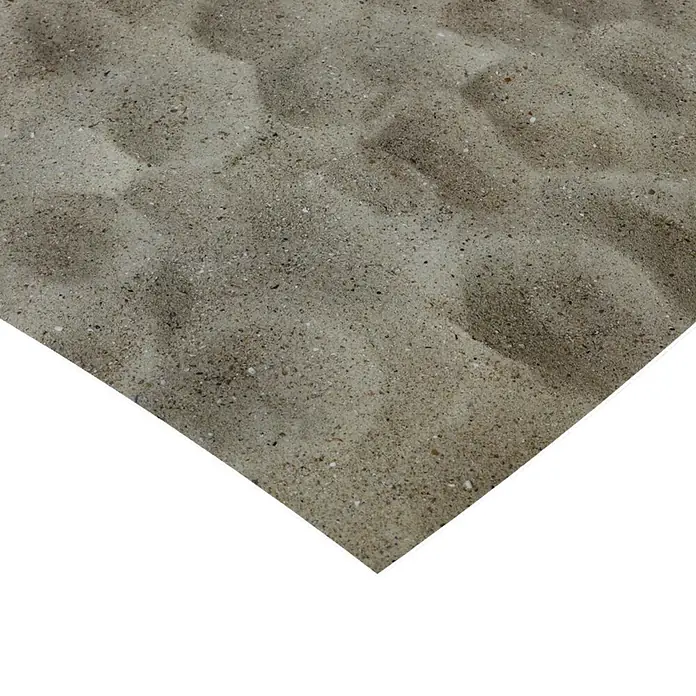 Vinylboden CV-Belag - 1.200 x 200 cm, Sand - Nahaufnahme von hellbeigem Sand mit feinen Wellen und kleinen Kieselsteinen, natürliche Textur.
