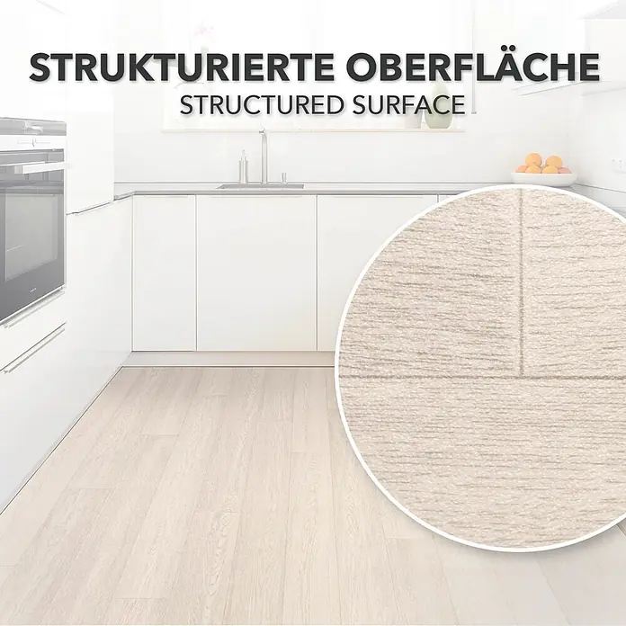 Vinylboden CV-Belag - 1.600 x 100 cm, Pure Oak 009S - Heller Bodenbelag mit strukturierter Oberfläche in einer modernen Küche. Eine Nahaufnahme zeigt die Textur der Dielen.