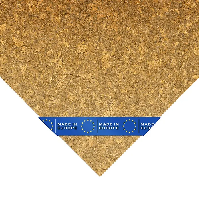 Vinylboden CV-Belag - 1.900 x 200 cm, Kyara 620M - Hellbraune Korkplatte mit blauem Band, Aufschrift 'MADE IN EUROPE' und EU-Sternen.