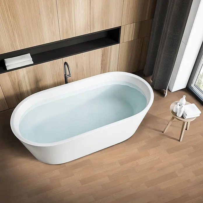 Vinylboden CV-Belag - 600 x 200 cm, Buche-Optik 101S - Weißer ovaler Badewanne, gefüllt mit Wasser, in einem modernen Badezimmer mit Holzverkleidung und Armatur.