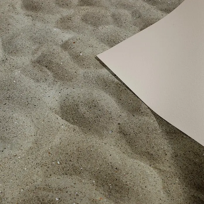 Vinylboden CV-Belag - 1.200 x 200 cm, Sand - Off-white strukturiertes Papierblatt auf Sand.