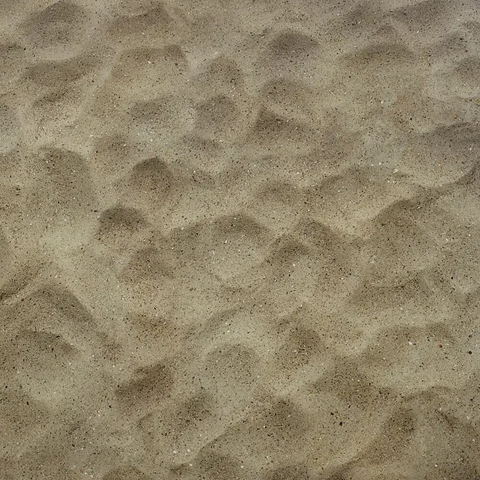 Vinylboden CV-Belag - 1.200 x 200 cm, Sand - Nahaufnahme von hellbraunem Sand mit sanften Wellen und Schatten.