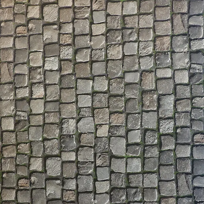 Vinylboden CV-Belag - 50 x 100 cm, Cobble - Nahaufnahme eines alten Kopfsteinpflasters aus grauen und braunen quadratischen Steinen mit grünem Moos in den Fugen.