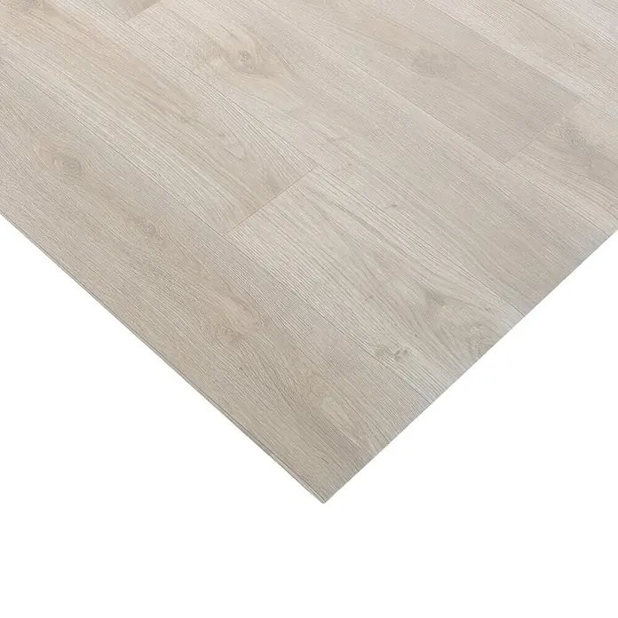 Vinylboden CV-Belag - 1.100 x 100 cm, Albus 3 - Helle Laminatdielen in Holzoptik mit sichtbarer Maserung, diagonal verlegt.