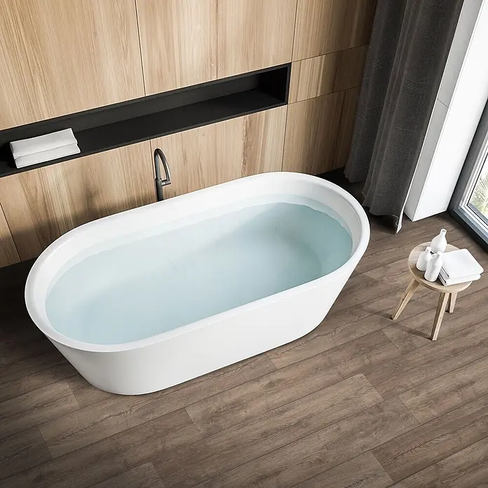Vinylboden CV-Belag - 500 x 100 cm, Eiche Antik 606M - Freistehende ovale weiße Badewanne mit Wasser in einem modernen Badezimmer mit Holzdetails und großem Fenster.