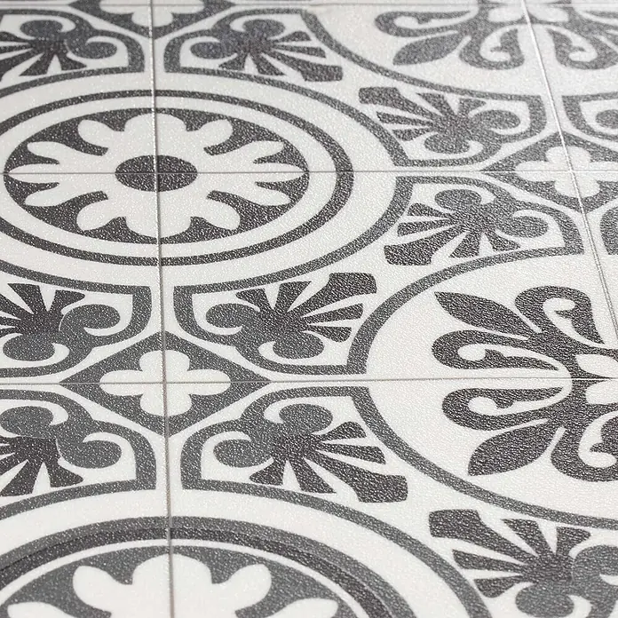 Vinylboden CV-Belag - 1.100 x 200 cm, Lagos 909D - Schwarz-weiße Keramikbodenfliesen mit einem aufwendigen, sich wiederholenden geometrischen und floralen Muster.