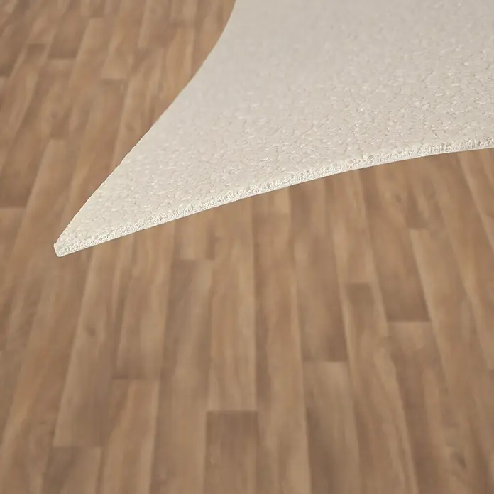 Vinylboden CV-Belag - 1.300 x 100 cm, Eiche Gold 609L - Heller Teppich, hochgehoben, um seine strukturierte Unterseite auf Holzboden zu zeigen.