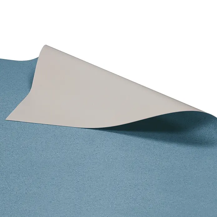 Vinylboden CV-Belag - 1.200 x 100 cm, Mira 770M - Hellblaues strukturiertes Blatt teilweise zurückgeklappt, offenbart eine glatte, beige Unterseite.