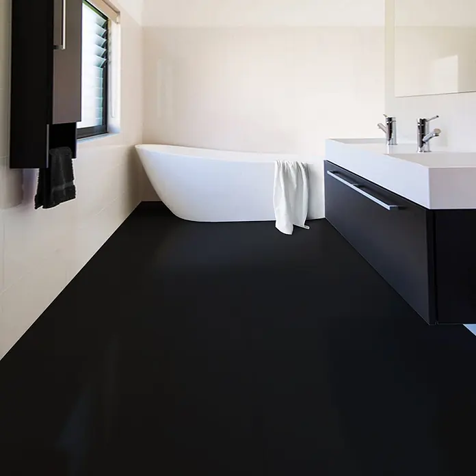 Vinylboden CV-Belag - 1.400 x 200 cm, Schwarz, Expotop - Schlanker schwarzer Boden in einem modernen Badezimmer, mit weißer freistehender Wanne und schwarz-weißem Doppelwaschtisch.