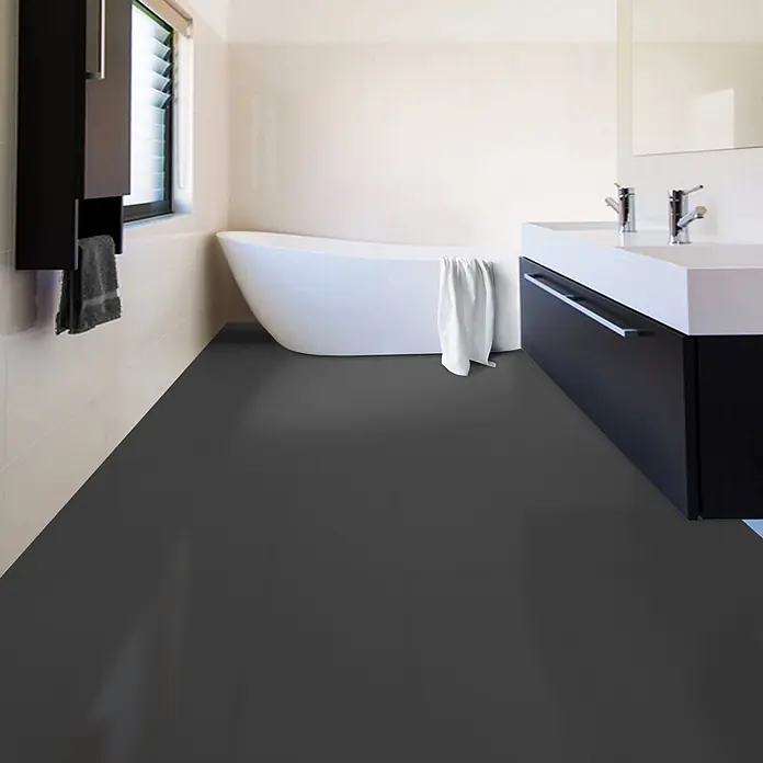Vinylboden CV-Belag - 900 x 200 cm, Anthrazit, Expotop - Dunkelgrauer Bodenbelag in einem modernen Badezimmer mit weißer Badewanne und Waschtisch.