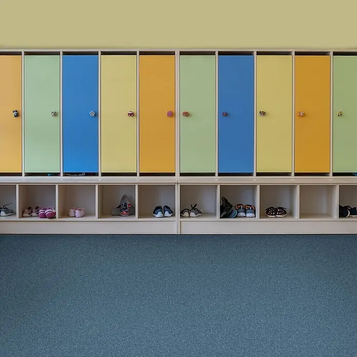 Vinylboden CV-Belag - 1.800 x 200 cm, Mira 707M - Bunte Kinderschränke mit Schuhfächern in einem Kindergarten.