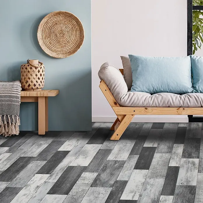 Vinylboden CV-Belag - 1.900 x 200 cm, Cuban Oak 909M - Mehrfarbige grau-weiße Holzoptik-Dielen bilden den Boden in einem modernen Wohnzimmer.