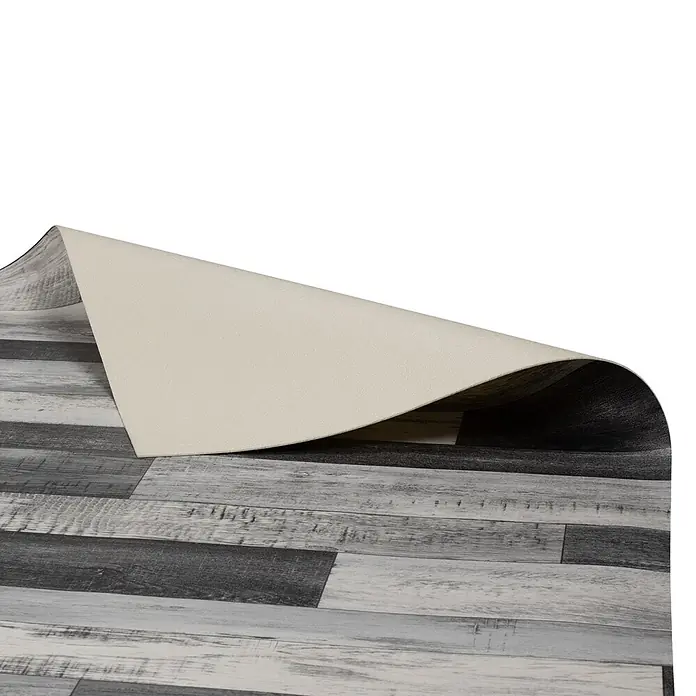 Vinylboden CV-Belag - 1.900 x 200 cm, Cuban Oak 909M - Teils aufgerollter Bodenbelag mit grauem Holzdekor, Rückseite hellgrau.
