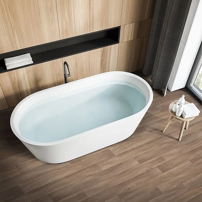 Vinylboden CV-Belag - 1.300 x 100 cm, Eiche Gold 609L - Weiße, ovale freistehende Badewanne mit Wasser gefüllt, in einem modernen Bad mit Holzvertäfelung und Tageslicht.