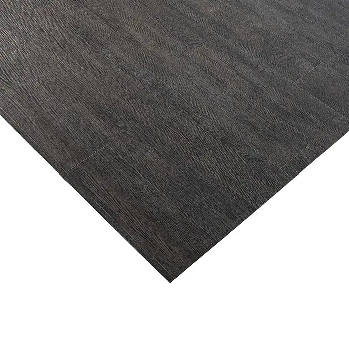 Vinylboden CV-Belag - 800 x 100 cm, Vancouver 5 - Dunkelgraue Holzbodenplatten mit sichtbarer Maserung, diagonal verlegt.