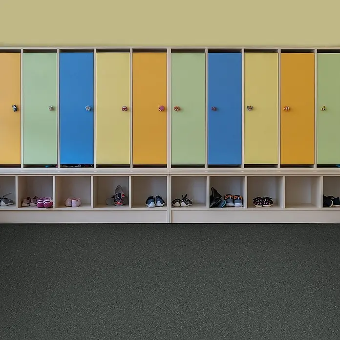 Vinylboden CV-Belag - 1.400 x 100 cm, Mira 990D - Bunte Holzschließfächer und Schuhregale für Kinder, mit orangefarbenen, grünen, blauen und gelben Türen und Tierknöpfen.
