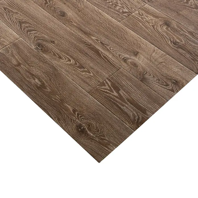 Vinylboden CV-Belag - 1.400 x 200 cm, Bartek-Eiche - Dunkelbrauner Laminatboden mit sichtbarer Maserung und Ästen, diagonal verlegt.