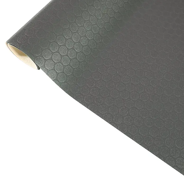 Vinylboden CV-Belag - 500 x 200 cm, Anthrazit, Fairplay - Dunkelgraue Rolle aus strukturiertem Material mit erhabenem Kreisprofil, teilweise abgerollt, um die hellere Unterseite zu zeigen.