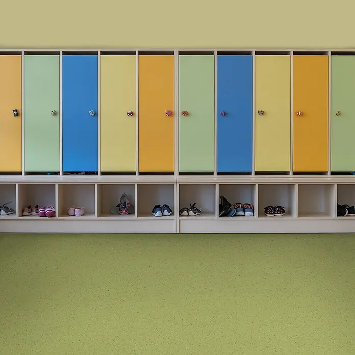 Vinylboden CV-Belag - 150 x 100 cm, Mira 550M - Bunte Schließfächer mit kinderfreundlichen Knöpfen über offenen Fächern mit Kinderschuhen.