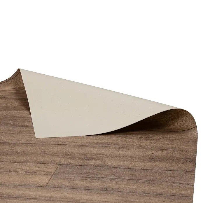 Vinylboden CV-Belag - 500 x 100 cm, Eiche Antik 606M - Holzgemusterter Vinylboden, der abgerollt oder zurückgezogen wird und seine hellbeige Unterseite zeigt.