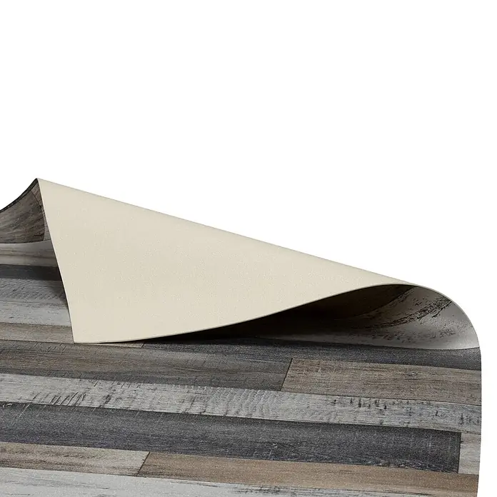 Vinylboden CV-Belag - 1.100 x 100 cm, Cuban Oak 967M - Holzoptik-Vinylboden in Grau, Braun und Schwarz, teilweise aufgerollt, um die cremefarbene Rückseite zu zeigen.