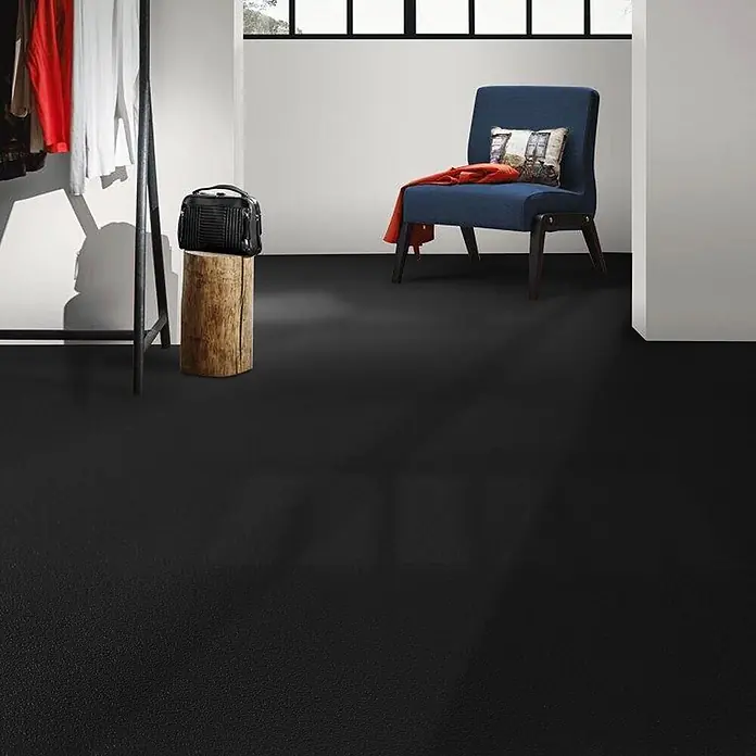 Vinylboden CV-Belag - 1.400 x 200 cm, Schwarz, Expotop - Schwarzer Boden mit feiner Textur in einem minimalistischen Raumambiente.
