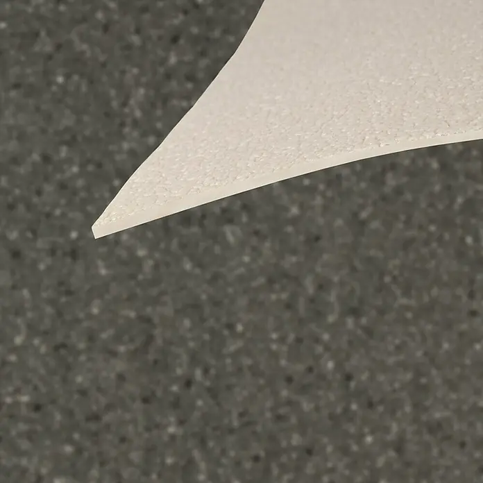 Vinylboden CV-Belag - 1.400 x 100 cm, Mira 990D - Ein hellbeiges, keilförmiges Materialmuster mit körniger, texturierter Oberfläche und glatter Kante.