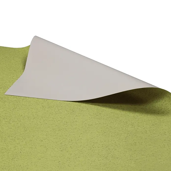 Vinylboden CV-Belag - 150 x 100 cm, Mira 550M - Flexibles Materialblatt mit gesprenkelter grüner Oberfläche und hellgrauer Unterseite, eine Ecke ist hochgerollt.