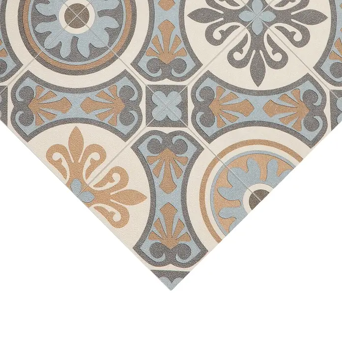 Vinylboden CV-Belag - 700 x 100 cm, Lagos 761M - Dekorative Fliesen mit beigen, hellblauen und grauen Blumen- und Geometriemustern.