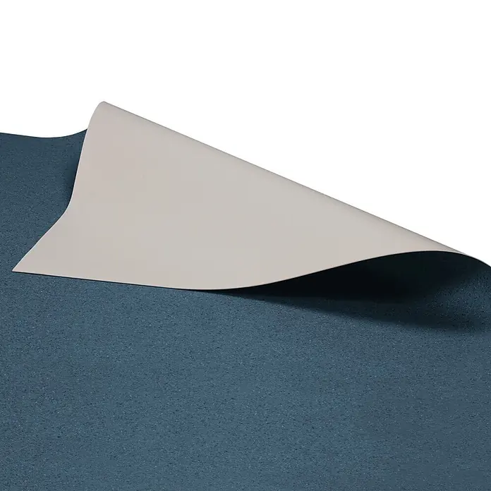 Vinylboden CV-Belag - 1.800 x 200 cm, Mira 707M - Blauer, texturierter Mattenstoff, zurückgeklappt, um die hellgraue Unterseite zu zeigen.