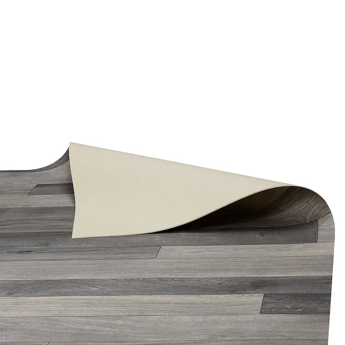 Vinylboden CV-Belag - 1.400 x 200 cm, Holm Oak 999M - Grau-Holzoptik-Bodenbelag wird zurückgezogen, zeigt seine hellbeige Unterseite.