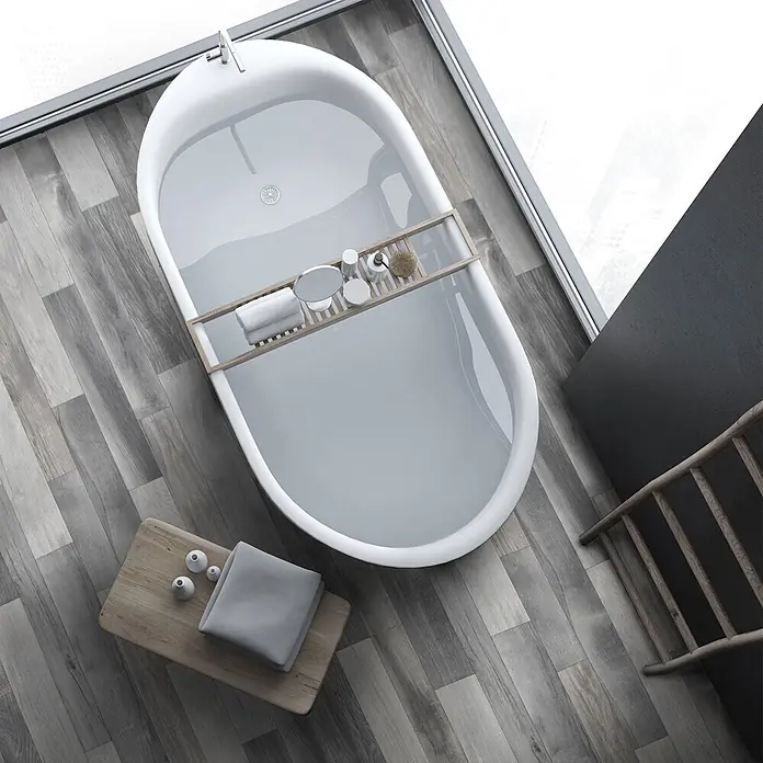 Vinylboden CV-Belag - 1.400 x 200 cm, Holm Oak 999M - Aufsicht auf eine moderne freistehende weiße Badewanne mit Wasser, ausgestattet mit einem hölzernen Badewannenbrett und einem Hocker mit Handtüchern auf hellem Holzfußboden.