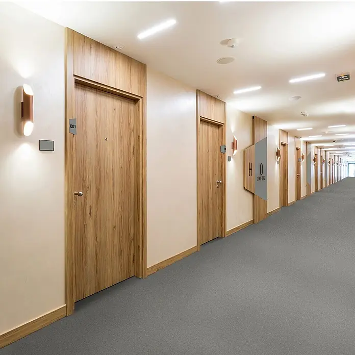 Vinylboden CV-Belag - 250 x 200 cm, Mira 690D - Grauer Teppichboden in einem langen Hotel- oder Apartmentflur.
