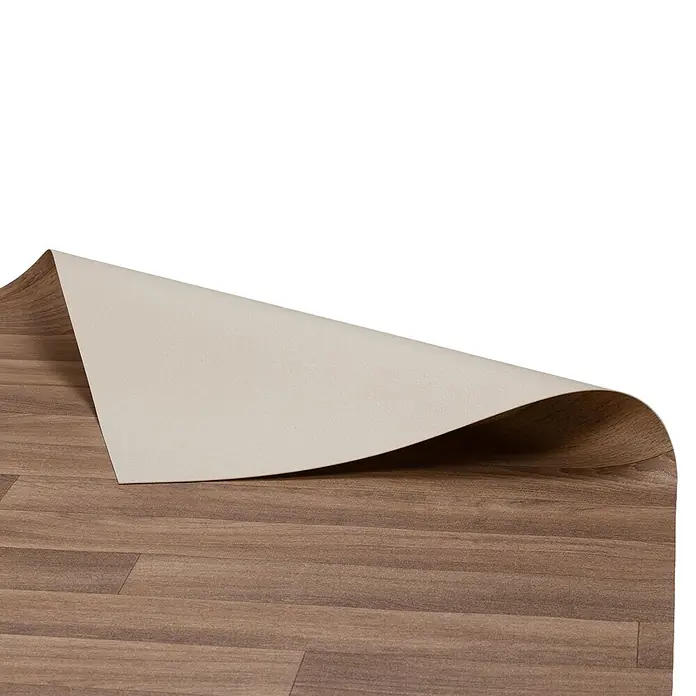 Vinylboden CV-Belag - 1.300 x 100 cm, Eiche Gold 609L - Teilweise ausgerollter Vinylboden in Holzoptik, der seine helle Unterseite und Flexibilität zeigt.