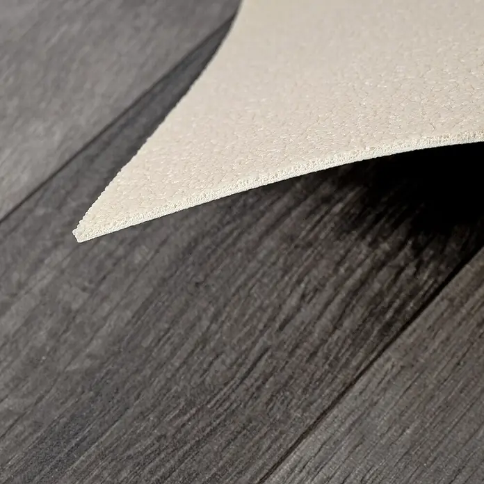 Vinylboden CV-Belag - 1.900 x 200 cm, Cuban Oak 909M - Heller, texturierter Teppich mit angehobener Kante auf dunklem Holzboden.