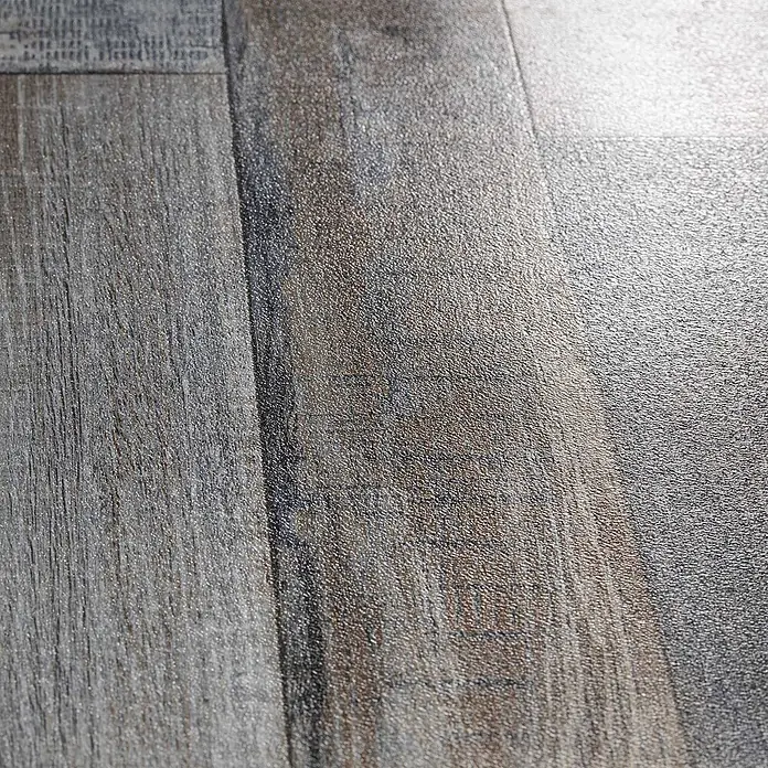 Vinylboden CV-Belag - 1.100 x 100 cm, Cuban Oak 967M - Nahaufnahme von grau-braunem Holzdielenboden mit texturierter, gebrauchter Oberfläche.
